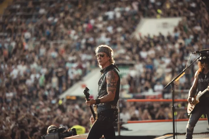 Guns N’ Roses отвориха портал във времето, върнаха няколко поколения в 80-те