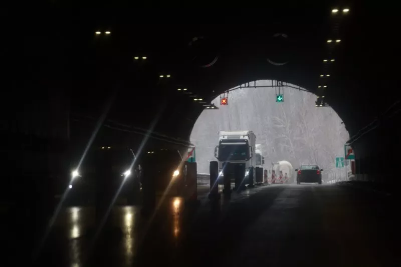 В тръбата на тунел Витиня, в посока Варна, са се ударили