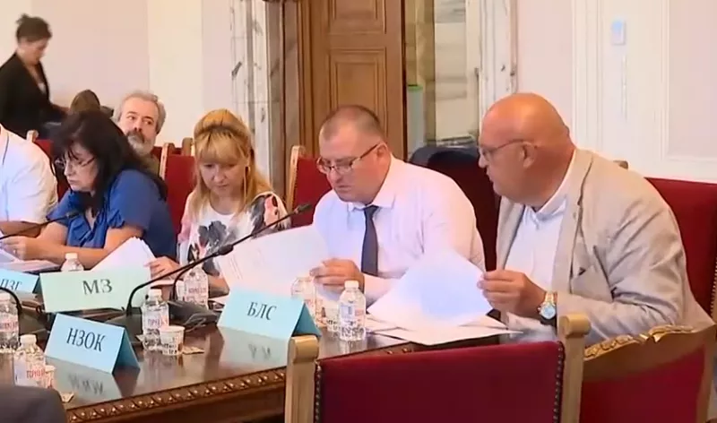 Спор за заплатите: Три законопроекта за младите лекари минаха на първо четене
