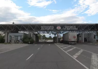 Двама румънци опитаха да подкупят гранични полицаи с 290 евро, сложили ги под стелката в колата им