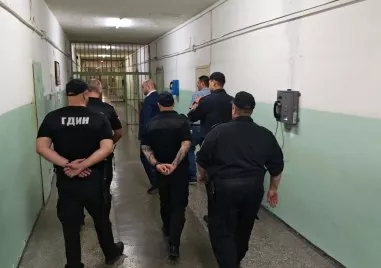 Мобилен телефон и наркотици открити при извънредна проверка в Пловдивския затвор