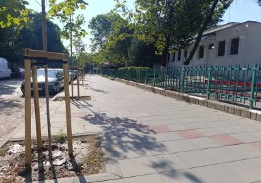 Обновиха изцяло тротоар в Кючука, монтираха антипаркинг колчета