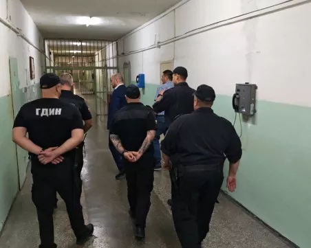 Мобилен телефон и наркотици открити при извънредна проверка в Пловдивския затвор