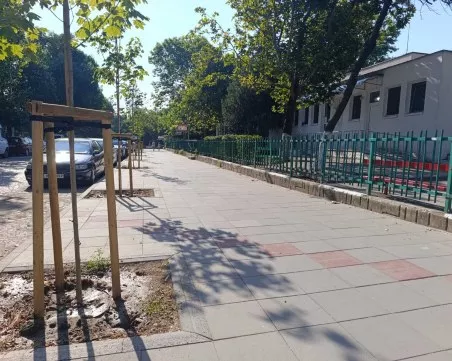 Обновиха изцяло тротоар в Кючука, понтираха антипаркинг колчета