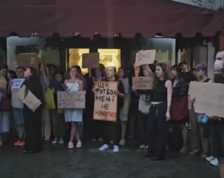 Стотици на протест след решение на Зеленски да ограничи правомощията на антикорупционната служба