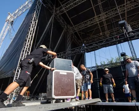 Започна изграждането на сцената за Hills of Rock