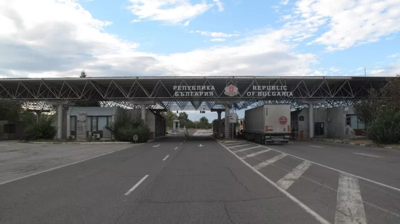 Двама румънци опитаха да подкупят гранични полицаи с 290 евро, сложили ги под стелката в колата им