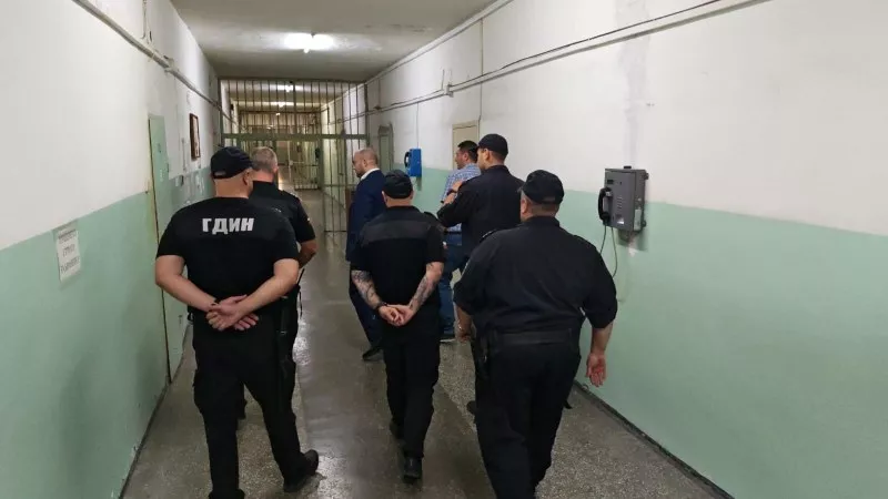 Мобилен телефон и наркотици открити при извънредна проверка в Пловдивския затвор