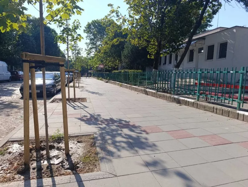 Обновиха изцяло тротоар в Кючука, монтираха антипаркинг колчета