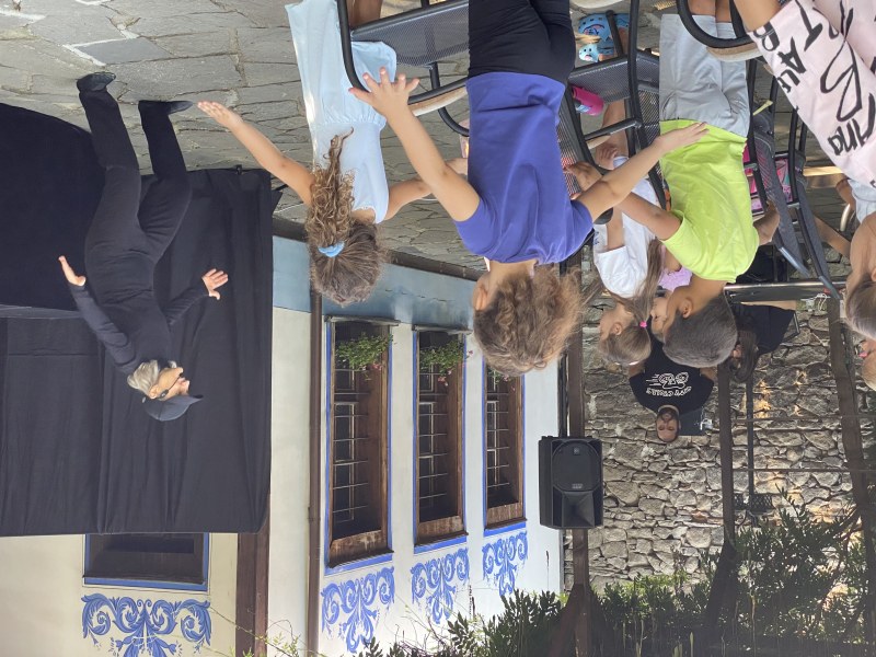 40 деца на възраст от 3 до 10 години с