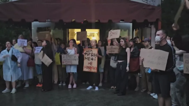 Стотици на протест след решение на Зеленски да ограничи правомощията на антикорупционната служба