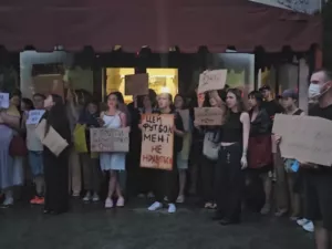 Стотици на протест след решение на Зеленски да ограничи правомощията на антикорупционната служба