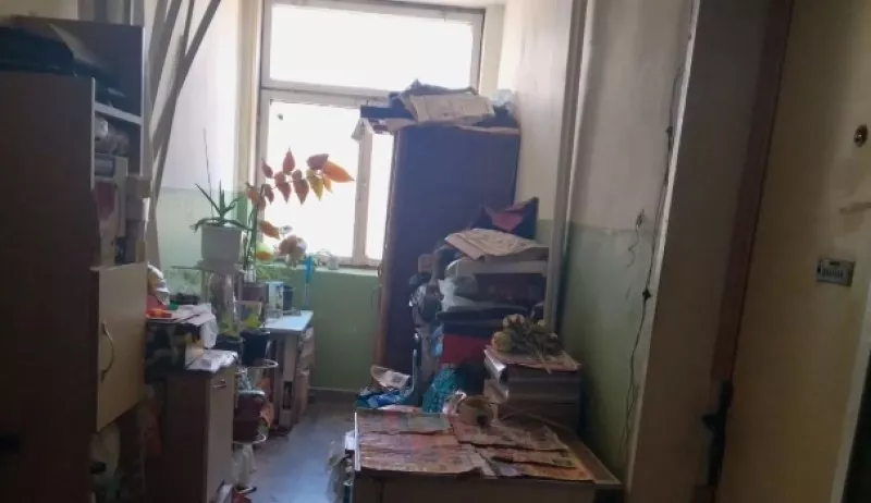 Живот сред плъхове, дървеници и боклуци: Мъж превърна вход на блок в склад във Варна, съседи негодуват