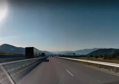 Два тежкотоварни камиона бяха заснети да се движат в насрещното