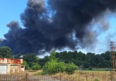 Локализираха пожара в Средец, евакуират живеещите в района