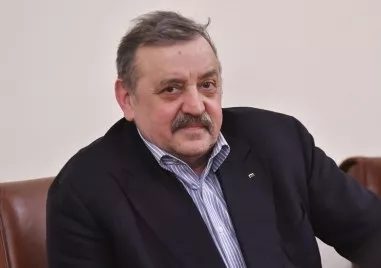 Проф. Тодор Кантарджиев със съвети за лятото: Храната да минава през огън и да се пие чиста вода