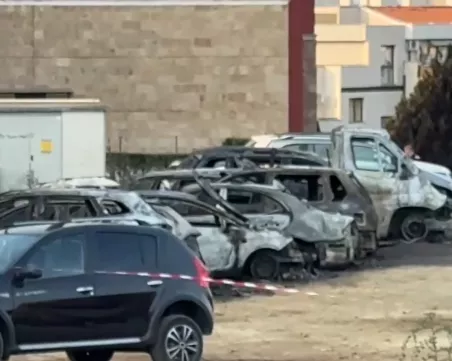 22 автомобила в Свети Влас изгоряха напълно, предстои разследване