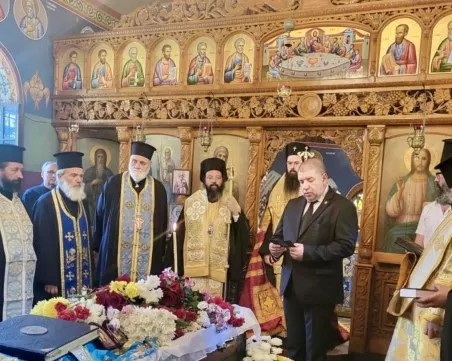 Десетки си взеха последно сбогом с йеромонах Антим от Кричимския манастир