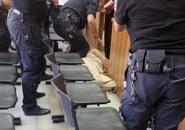Инцидент в съдебната зала! Обвиняема от ОПГ-то с фалшиви пари припадна пред магистратите