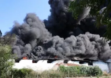 Продължава да бушува пожарът в Средец който тръгна от цех