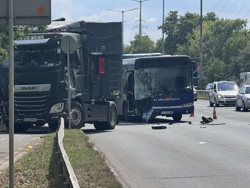 Автобуси и камион се удариха на Подбалканския път, 7 ранени сред които и дете