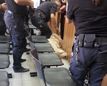 Инцидент в съдебната зала! Обвиняема от ОПГ-то с фалшиви пари припадна пред магистратите
