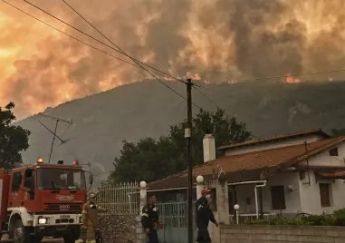 Горски пожари бушуват и в Гърция