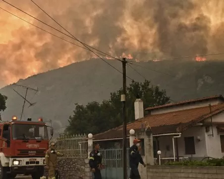 Горски пожари бушуват и в Гърция