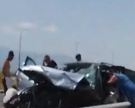 Трима загинали и двама ранени след тежката катастрофа на Подбалканския път