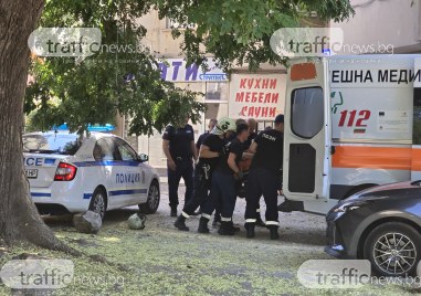 Акция в центъра на Пловдив – пожарникари и медици спасяват мъж, прилошало му в жегата