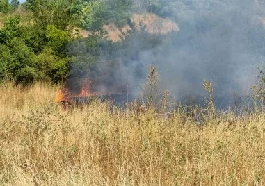 Обявено е частично бедствено положение за село Лесово, огънят се насочва към границата с Турция