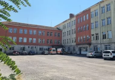 В стабилно състояние са евакуираните от Дома за хора с психични разстройства в село Радовец
