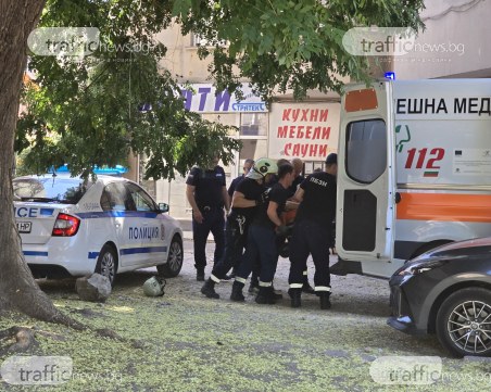 Акция в центъра на Пловдив – пожарникари и медици спасяват мъж, прилошало му в жегата