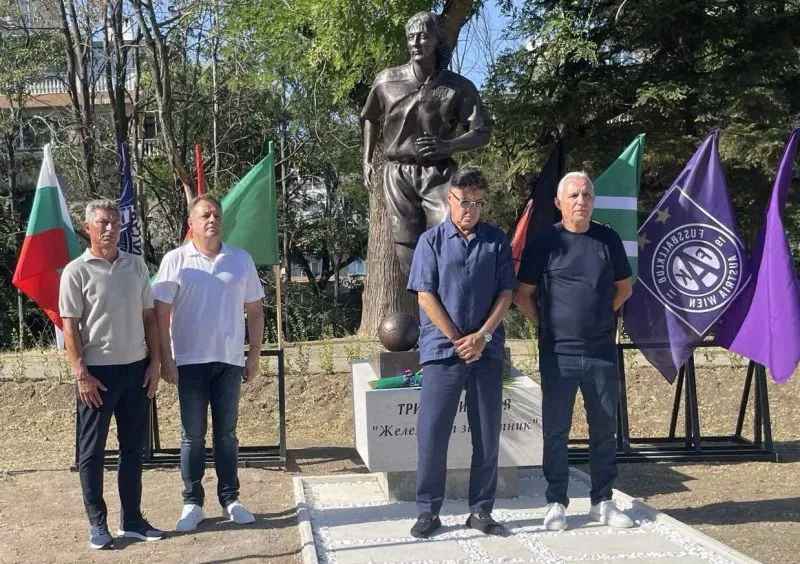 Откриха паметник на големия Трифон Иванов в Търново
