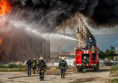 България гори, а държавата отстъпва – със стара техника, без хеликоптери, но със съвест