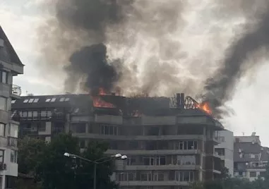 Огромен пожар е обхванал покрива на новострояща се кооперация в