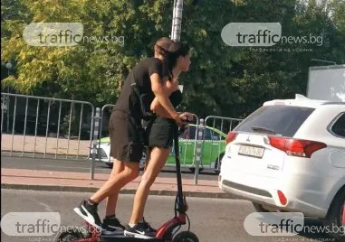 Опасна игра в час пик: Младежи летят с тротинетка между колите на натоварен пловдивски булевард