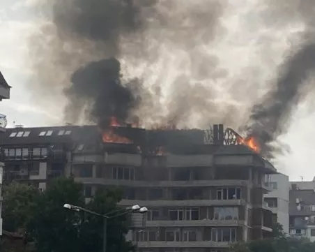 Огромен пожар в столичния квартал 