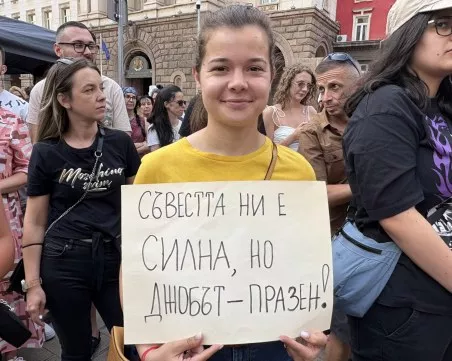 Отново на протест: Млади лекари настояват за достойни възнаграждения