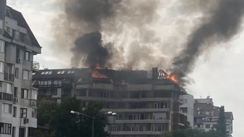 Огромен пожар е обхванал покрива на новострояща се кооперация в