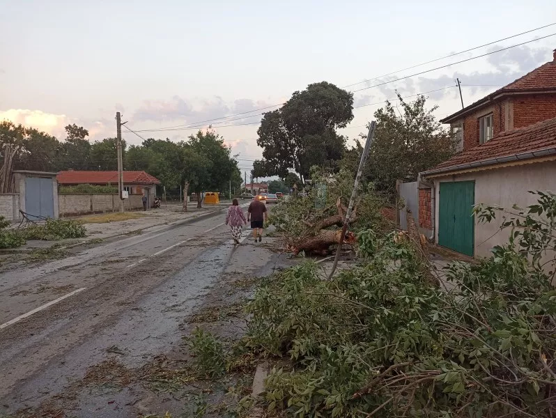 Раковски след силната буря, порой и градушка СНИМКИ