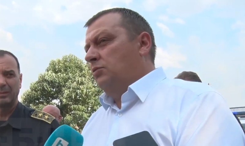 30 пожарни, 100 доброволци и 25 военни се борят с огнената стихия между Ямболско и Хасковско