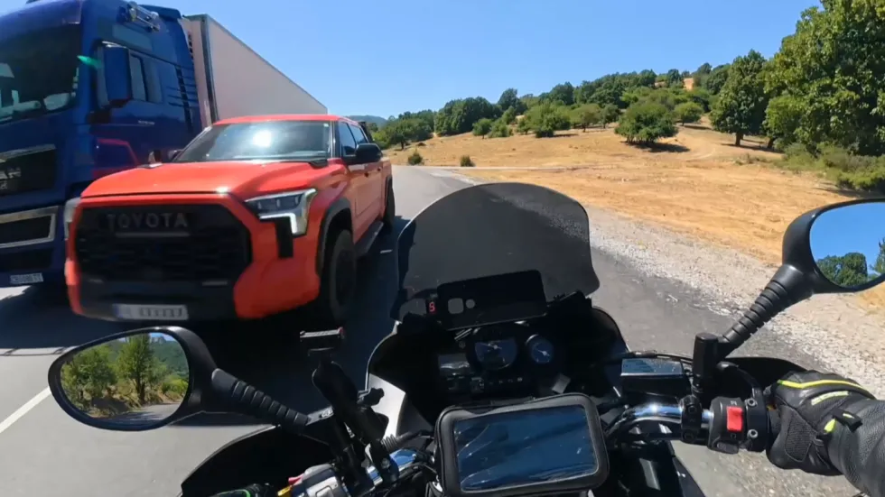 Опасно изпреварване в Котленския проход Автомобилът е собственост на Динко