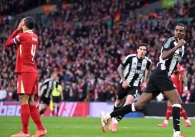 Нападателят на Нюкасъл Александър Исак е договорил личните си условия