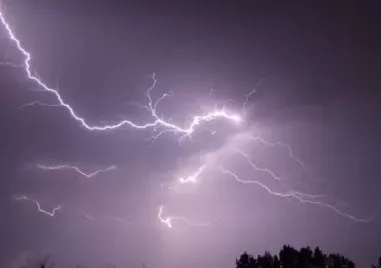 Мълния предизвика пожар в старозагорското село Дъбово Подпалило се е