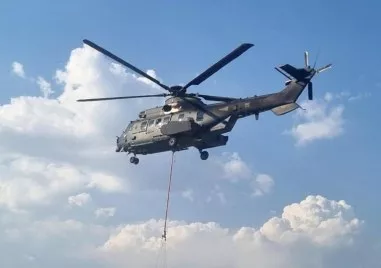 Общо 66 военнослужещи със специализирана техника участват в гасенето на пожарите в страната