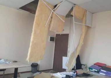 Окачен таван се стовари върху главите на служители в кметство в сопотското село Анево