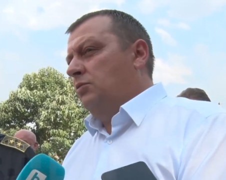 30 пожарни, 100 доброволци и 25 военни се борят с огнената стихия между Ямболско и Хасковско