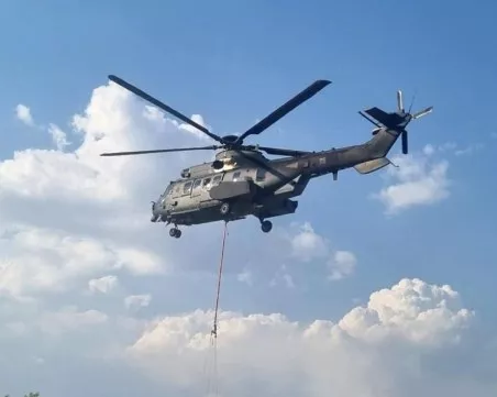 Общо 66 военнослужещи със специализирана техника участват в гасенето на пожарите в страната