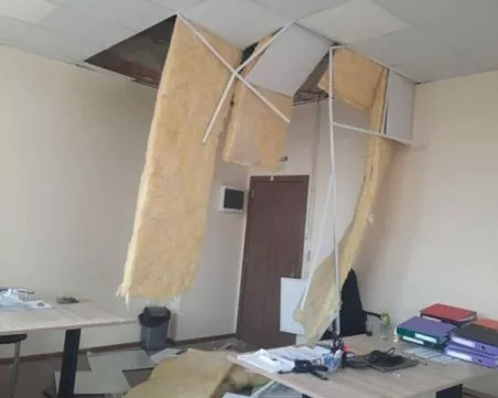 Окачен таван се стовари върху главите на служители в кметство в Сопотско
